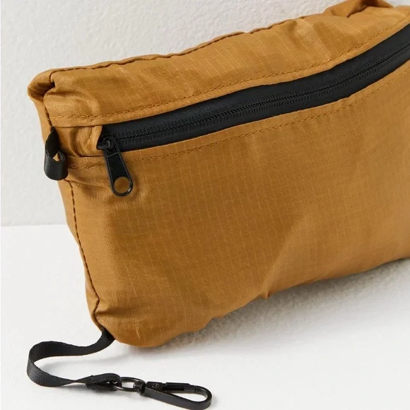 Pep in your step FP Movement Sling Bag - Picture 3 of 4